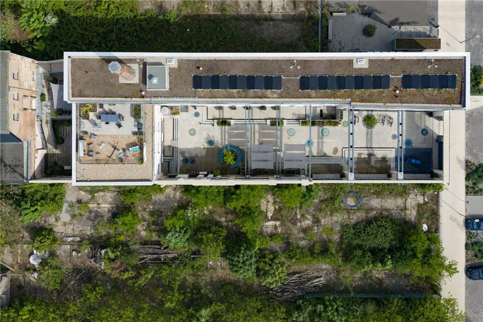 Offene und mobile Jugendarbeit, Beratungsangebote, Bibliothekstreff und Wohngruppe: Das Integrative Familienzentrum in Dresden-Johannstadt vereint alles unter einem Dach.Robert Michael/dpa