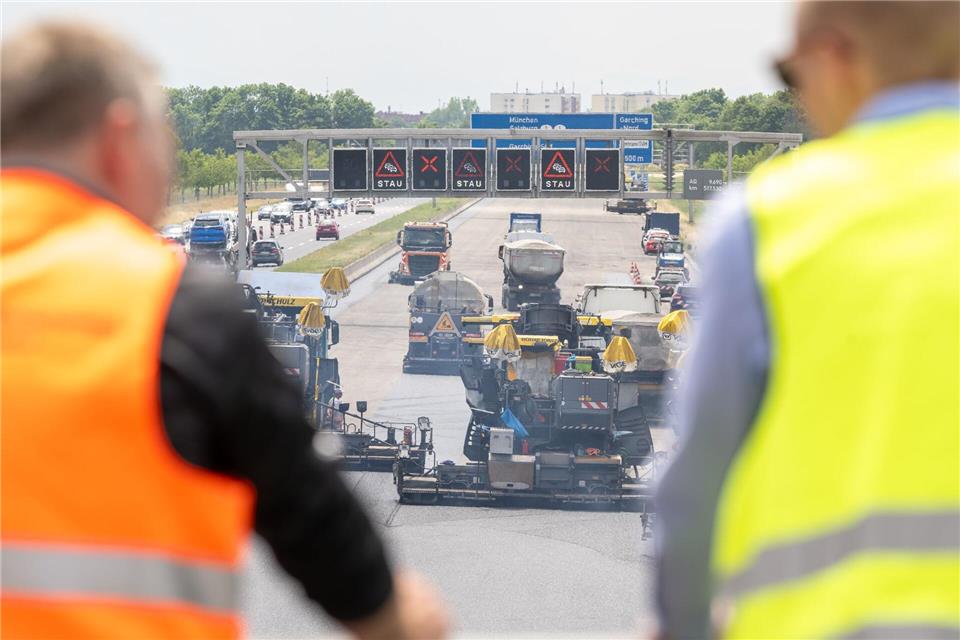 Offenporiger Asphalt, wie er hier in Bayern aufgebracht wird, soll den Verkehrslärm mindern. (Archivbild)Peter Kneffel/dpa