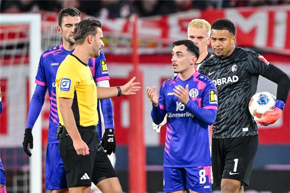 Offensivspieler Paul Nebel (r) vom FSV Mainz 05 wurde für zwei Spiele gesperrt.Harry Langer/dpa
