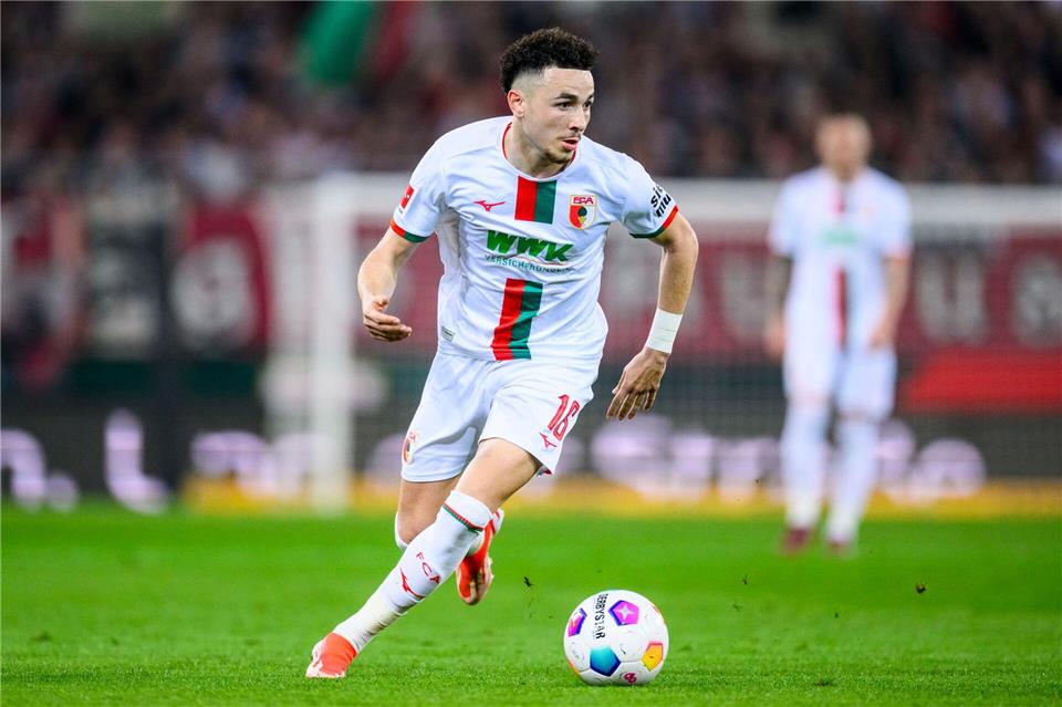 Knöchelverletzung: FC Augsburg wochenlang ohne Vargas Offensivspieler Ruben Vargas hat sich im Training verletzt.Tom Weller/dpa