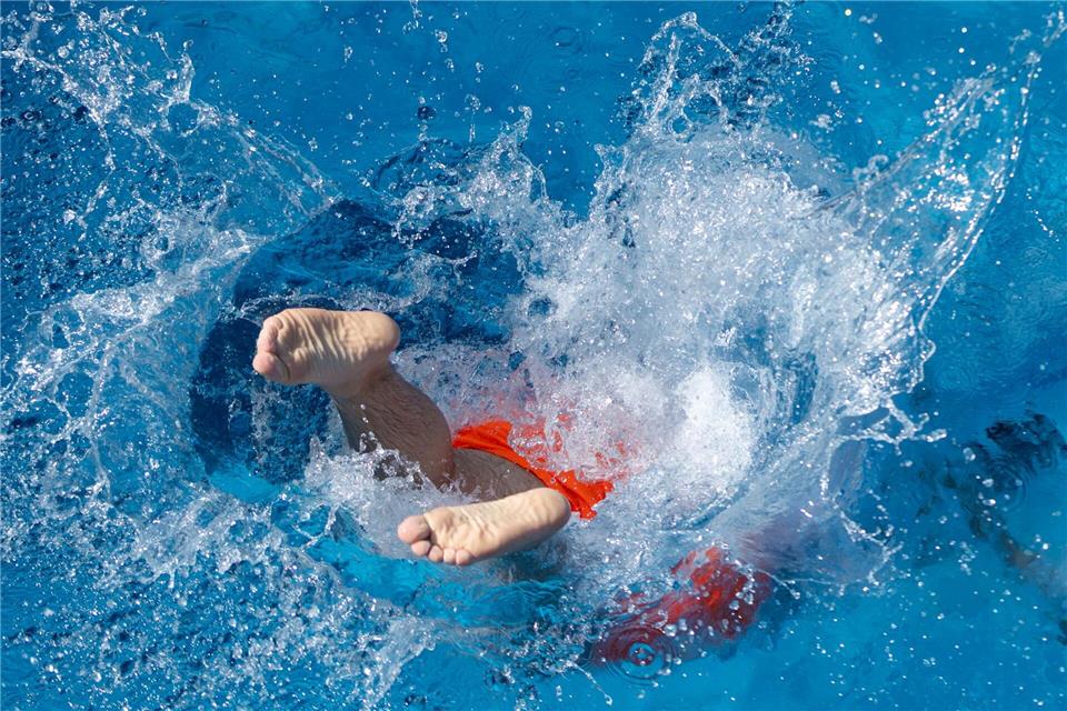 Offiziell startet die Badesaison in Thüringen am 15. Mai, aber es gibt auch Freibäder und Seen, die früher oder später öffnen. (Symbolbild)Michael Reichel/dpa