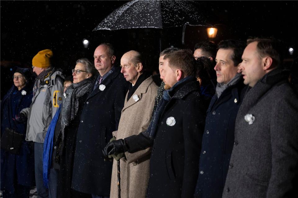 Offizielle reihen sich in Menschenkette am Dresdner Gedenktag einSebastian Kahnert/dpa