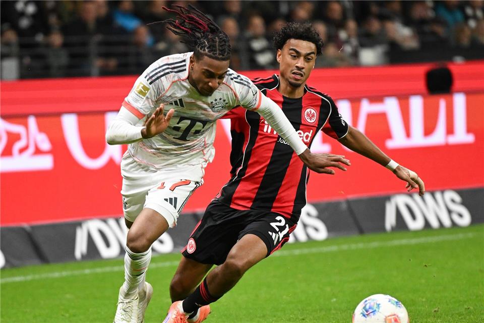 Oft einen Schritt schneller als Frankfurts Nathaniel Brown: Bayern-Star Michael Olise (l).Arne Dedert/dpa