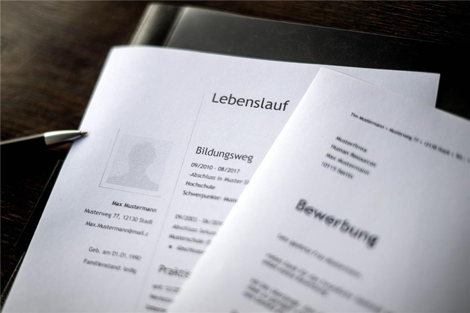 Oft fließt viel Mühe in eine Bewerbung - ärgerlich, wenn man dann kein Feedback bekommt. picture alliance/dpa