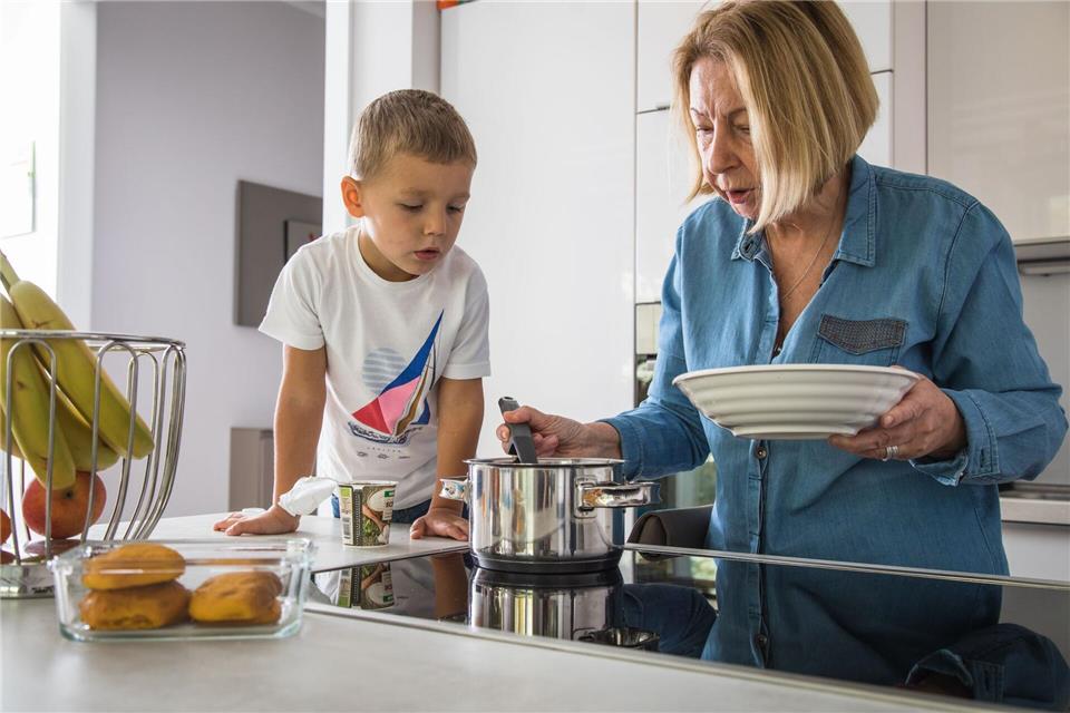 Oft haben Eltern im Alltag für gemeinsames Kochen weder Zeit noch Nerven - Oma schon. picture alliance / dpa-tmn