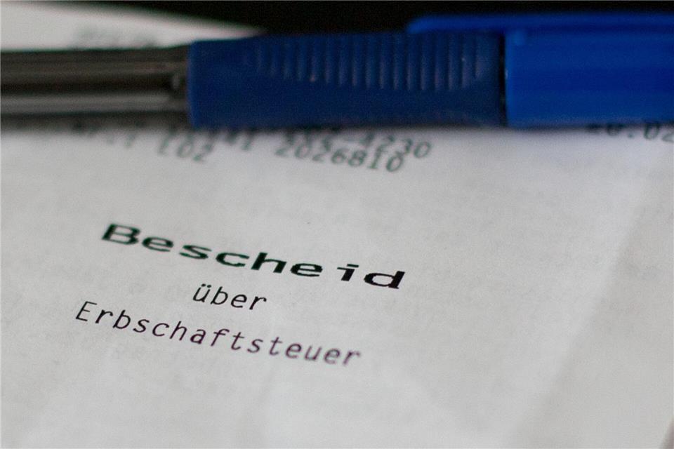 Oft keine willkommene Post vom Finanzamt: ein Bescheid über die Erbschaftsteuer. (Symbolbild)Wolfram Kastl/dpa