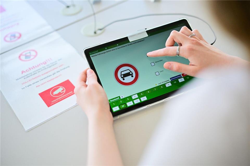 Oft kommen Gadgets wie etwa Mini-Kameras oder kleine Ohrhörer zum Einsatz. (Symbolbild)Sebastian Gollnow/dpa