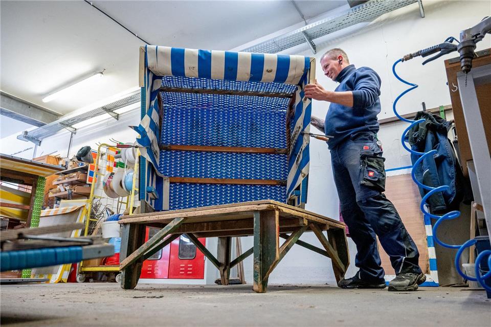 Oft müssen an den Körben marode Holzteile ausgetauscht werden. Hauke-Christian Dittrich/dpa