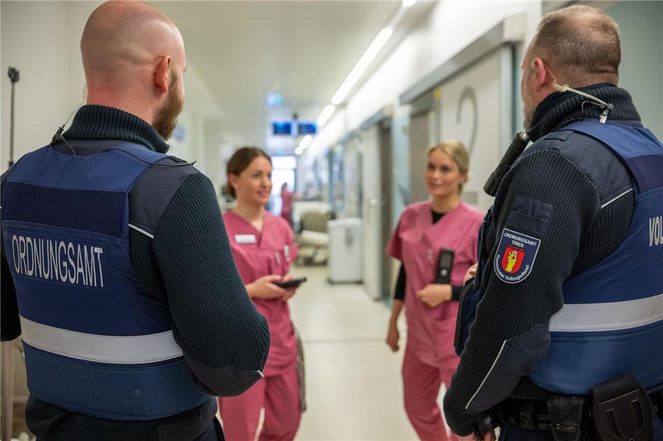 Oft sind lange Wartezeiten bei Patienten ein Auslöser für Aggressionen. (Archivbild)Harald Tittel/dpa