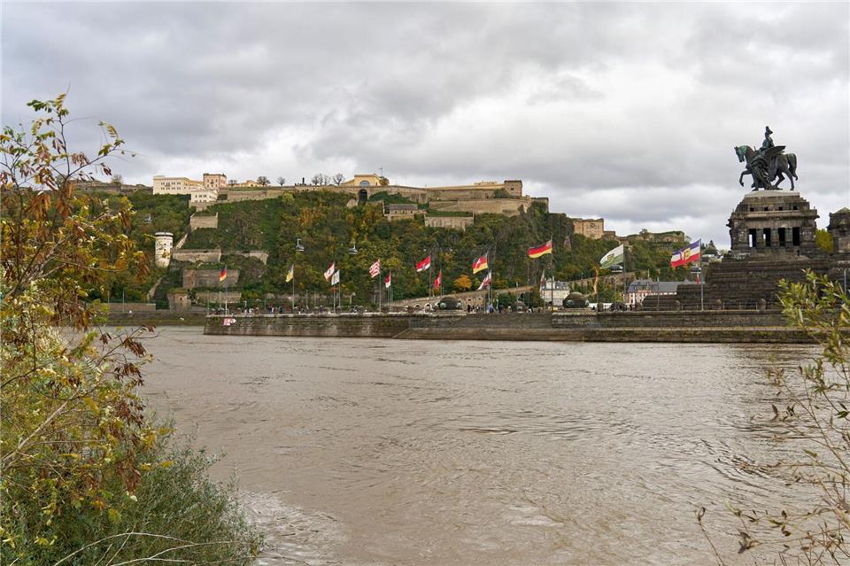 Oktober in Rheinland-Pfalz zu warm und ungewöhnlich nass  Oft war der Himmel über Rheinland-Pfalz im Oktober wolkenverhangen. (Archivbild)Sascha Ditscher/dpa