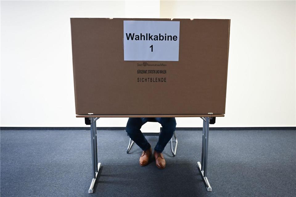 Oft werden Wahllokale in Schulen, Kitas und anderen kommunalen Gebäuden eingerichtet. (Symbolbild) Arne Dedert/dpa