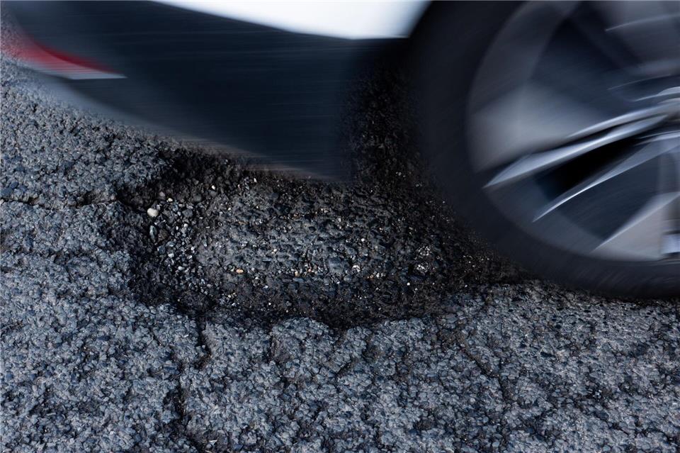 Oft werden die Löcher zunächst nur provisorisch ausgebessert.Rolf Vennenbernd/dpa