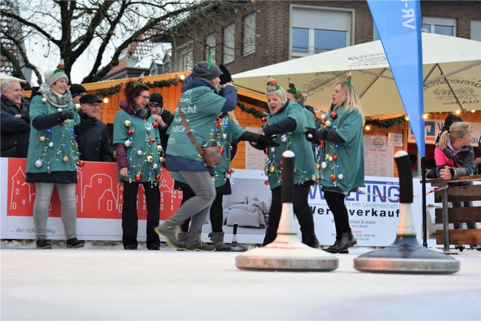 Oh, Tannenbaum...: Für ihr Outfit bekam die Frauen-Runde „Vier ziehen plus Zwei“ einen Extra-Preis.Schmitt