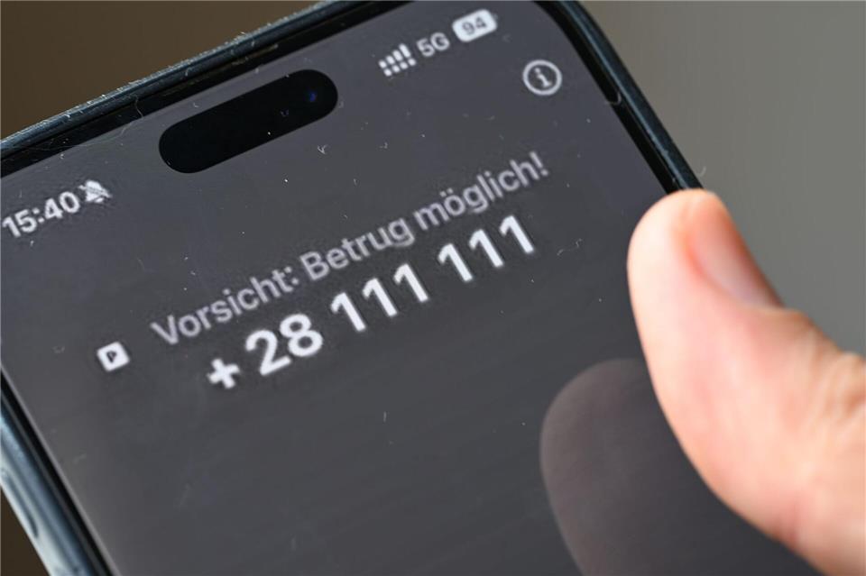 Oh, vielleicht Betrüger? Dann lieber nicht rangehen oder gleich blockieren. Viele Telefone warnen auch schon vor eventuell betrügerischen Anrufen - so wie hier bei einem Test von Netzanbieter Vodafone im Jahr 2025.Wolf von Dewitz/dpa