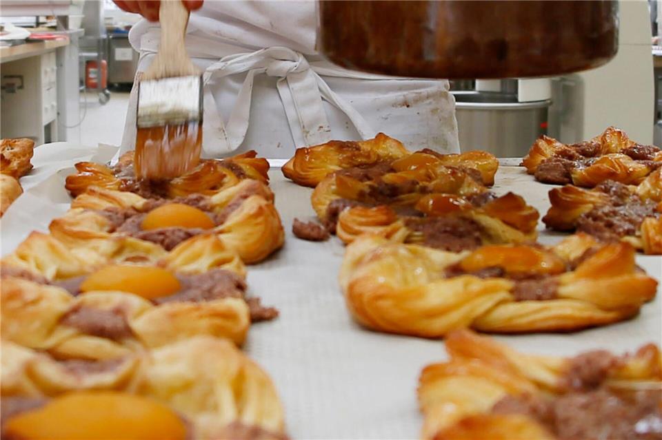 Ohne „Abglänzen“, also einem Gelee-Überzug, würde Plundergebäck trocken und stumpf aussehen. Der Überzug hat noch einen Nebeneffekt: Er hält das Teilchen besser zusammen.    Lino Mirgeler/dpa/dpa-tmn