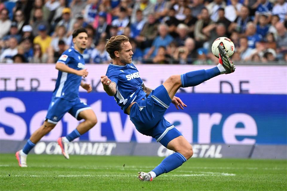 Ohne Abwehrchef Marcel Franke geht der KSC ins Baden-Württemberg-Duell gegen den 1. FC Heidenheim. (Archivbild)Uli Deck/dpa