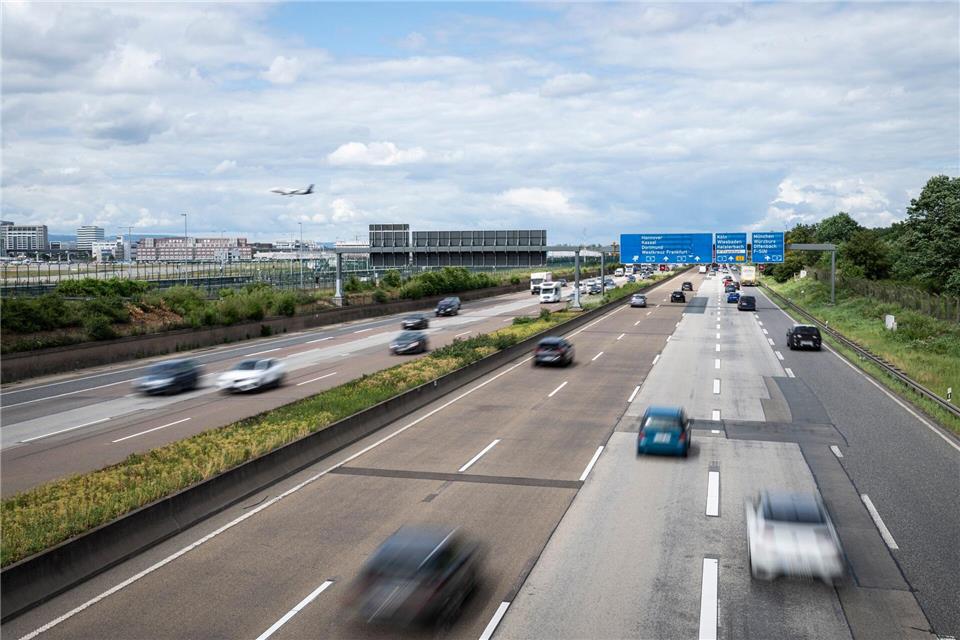Ohne Blinken auf die Autobahn auffahren? Nach einer Erhebung des ACE kommt das beim Einfädeln häufig vor.(Symbolbild)Hannes P. Albert/dpa
