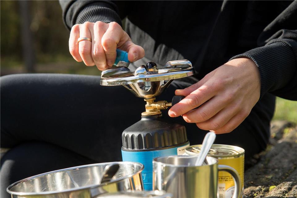 Ohne Campingkocher bleibt die Festival-Küche kalt - allerdings lässt sich darauf mehr zaubern als Dosen-Ravioli.picture alliance/dpa/dpa-tmn