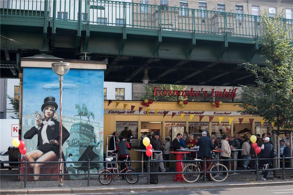 Ohne Darm, weich, hell und eher mild im Geschmack: Das ist die Basis für eine original Berliner Currywurst. Bernd von Jutrczenka/dpa/dpa-tmn