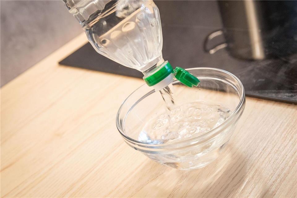 Ohne Dosierhilfe kommt ein kräftiger Strahl aus der Flasche - der Knick-Trick lohnt sich also.Christin Klose/dpa-tmn