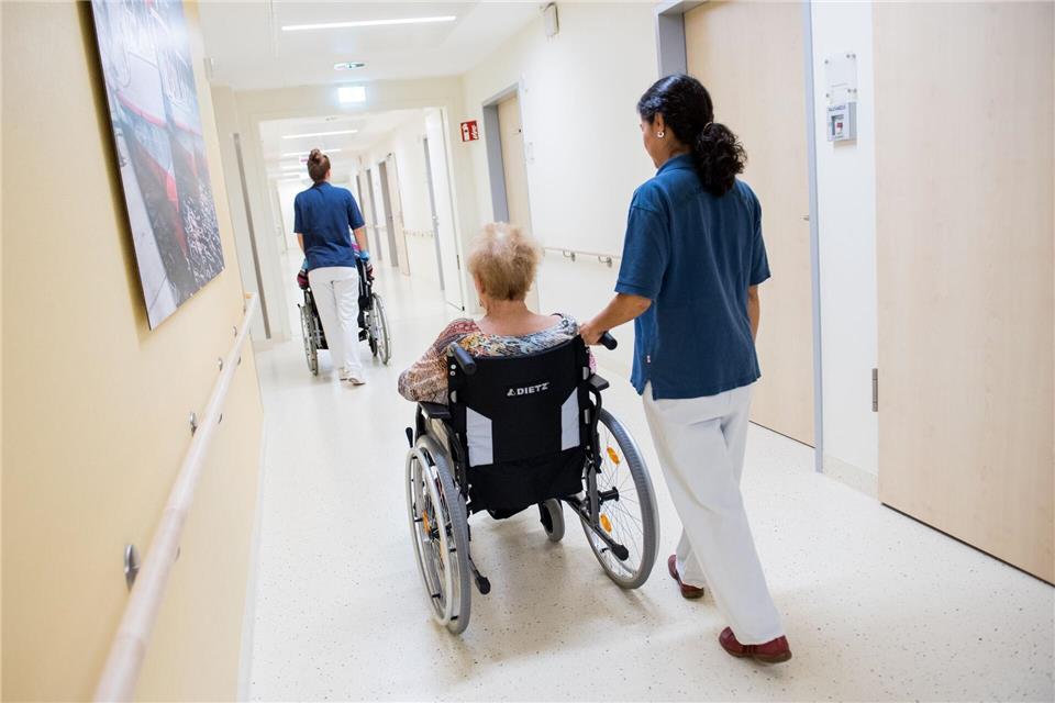 Ohne Fachkräfte aus dem Ausland würden zahlreiche Krankenhäuser und Pflegeheime in Hessen wohl kaum noch funktionieren. (Symbolbild)Daniel Bockwoldt/dpa