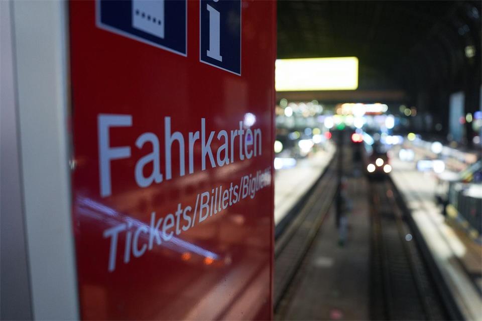 Ohne Fahrschein nach Halle – Haft für 60-Jährigen. (Symbolbild)Marcus Brandt/dpa