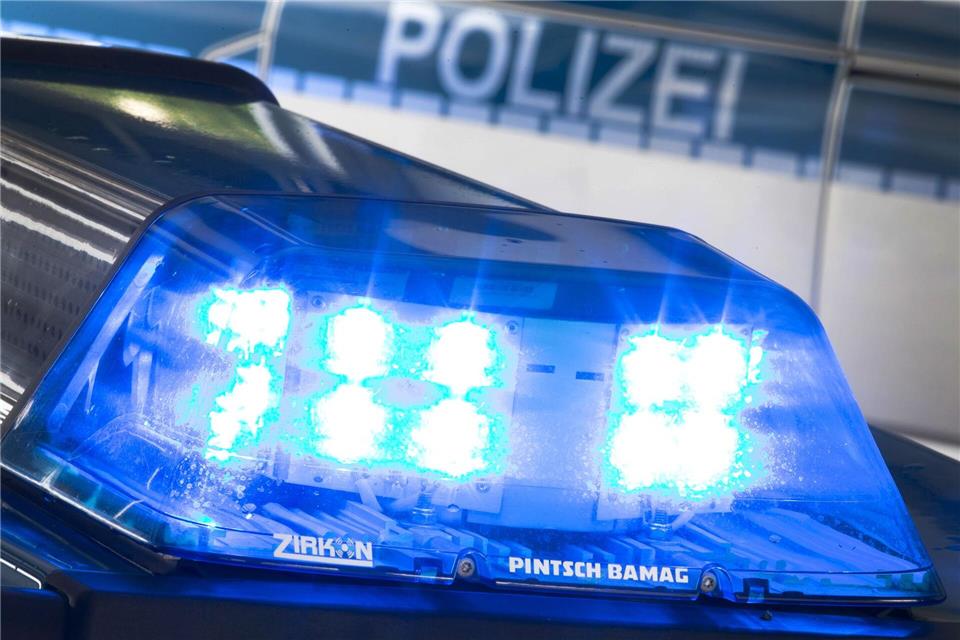 Ohne Führerschein und unter Drogen: Ein 24-Jähriger fährt in Hanau vor einer Kontrolle davon und verunglückt. (Symbolbild)Friso Gentsch/dpa