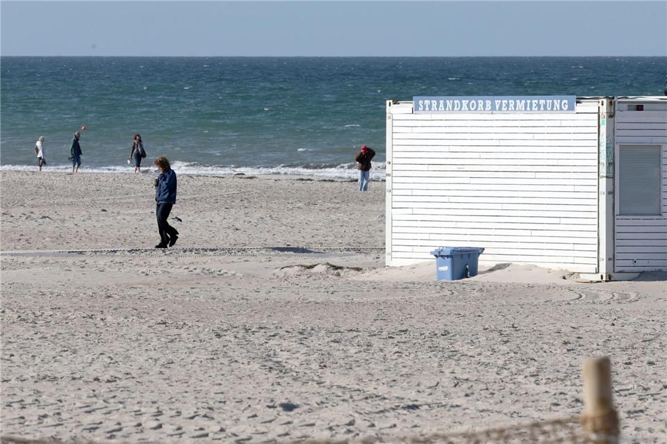 Leere trotz neuer Regelung: Strandkörbe werden abgebaut Ohne Gebäude zur Bewirtschaftung lohnt sich der Strandkorbverleih nach Aussage Warnemünder Betreiber nicht.Bernd Wüstneck/dpa