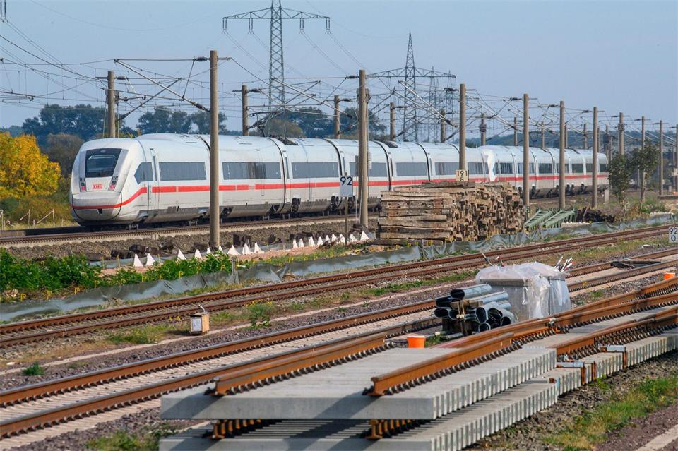 Ohne Halt am Hamburger Hauptbahnhof? Für einige Reisende eine zusätzliche Belastung, so das Schweriner Wirtschaftsministerium. (Symbolbild)Klaus-Dietmar Gabbert/dpa/dpa-tmn