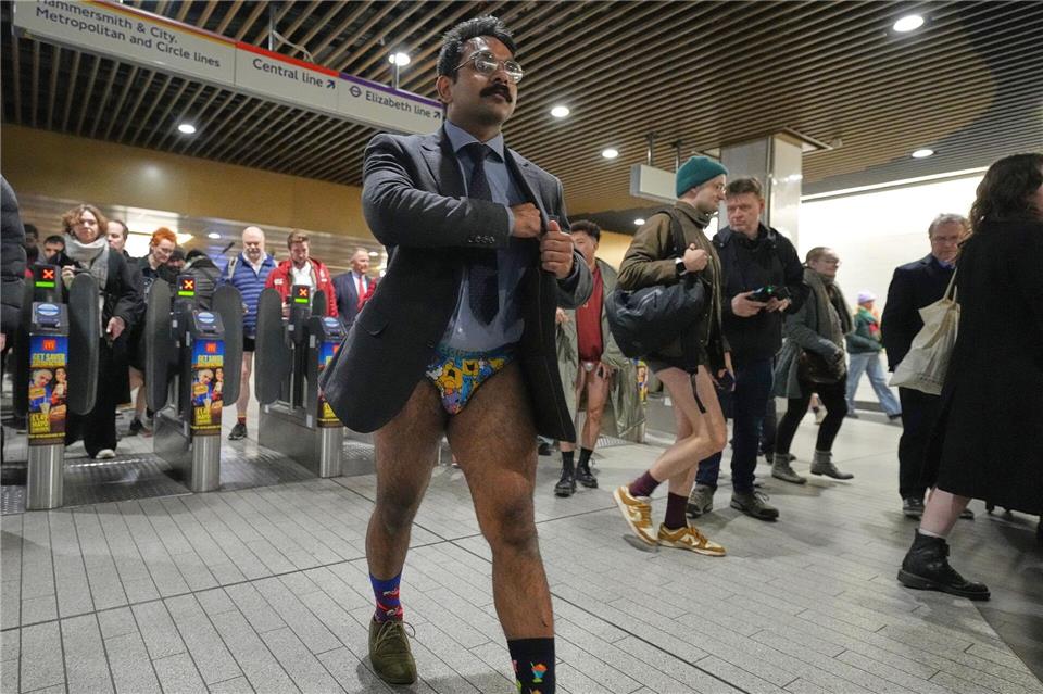 Ohne Hosen in der U-Bahn.Frank Augstein/AP/dpa