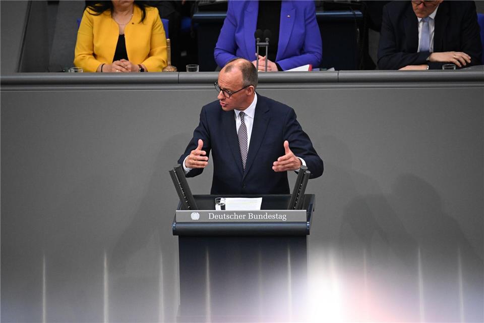 Bundestag stimmt für historisches Schuldenpaket Ohne Reformen und Sparen geht es auch mit dem Milliarden-Paket nicht, meint Merz.Bernd von Jutrczenka/dpa