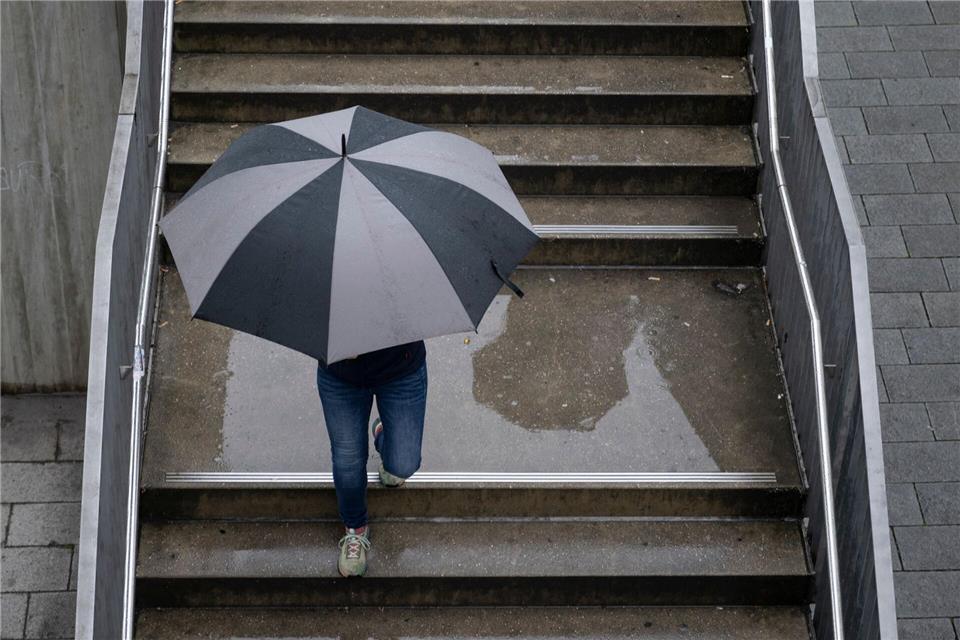 Ohne Regenschirm geht zum Herbstanfang wenig im Südwesten. (Archivbild). Marijan Murat/dpa