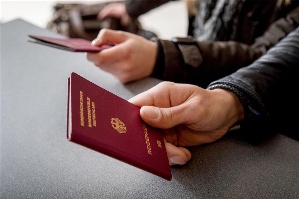 Ohne Reisepass oder Ausweis kann es bei Grenzkontrollen zu großen Problemen kommen.Christin Klose/dpa-tmn