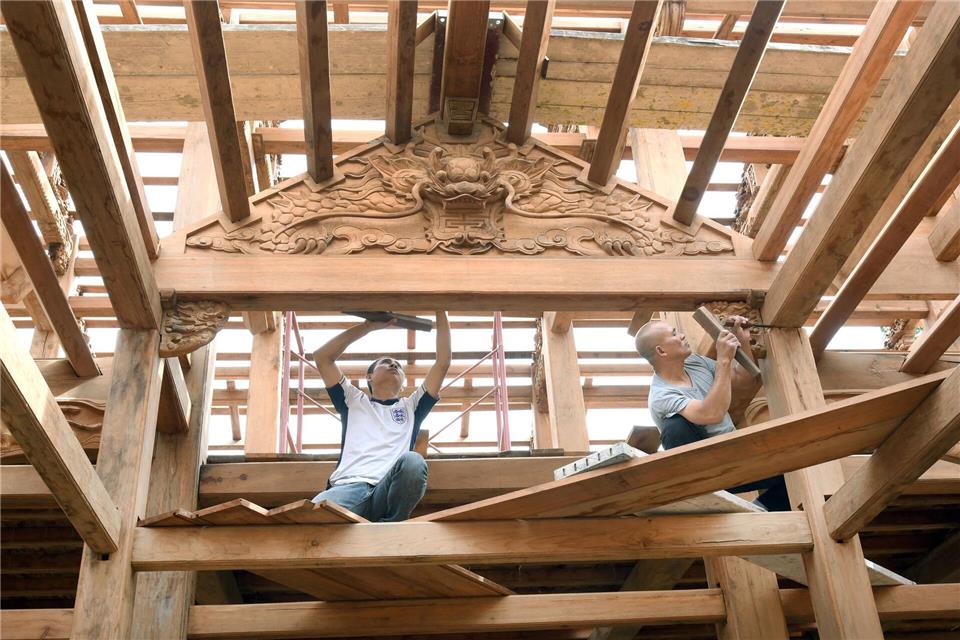 Ohne Schrauben und Nägel werden die einzelnen Bauteile zusammengesteckt.Waltraud Grubitzsch/dpa /dpa