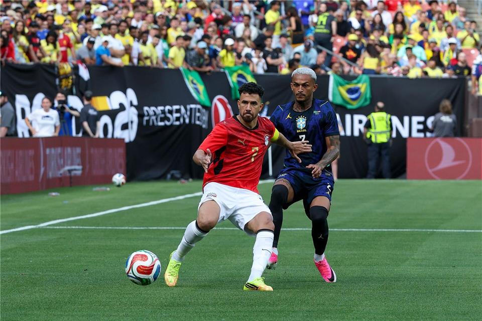Ohne Sterne durch die WM: Ägyptens Mittelfeldspieler Mahmoud Hassan Trezeguet (l). (Archivbild)Brian Fisher/CSM via ZUMA Press Wire/dpa