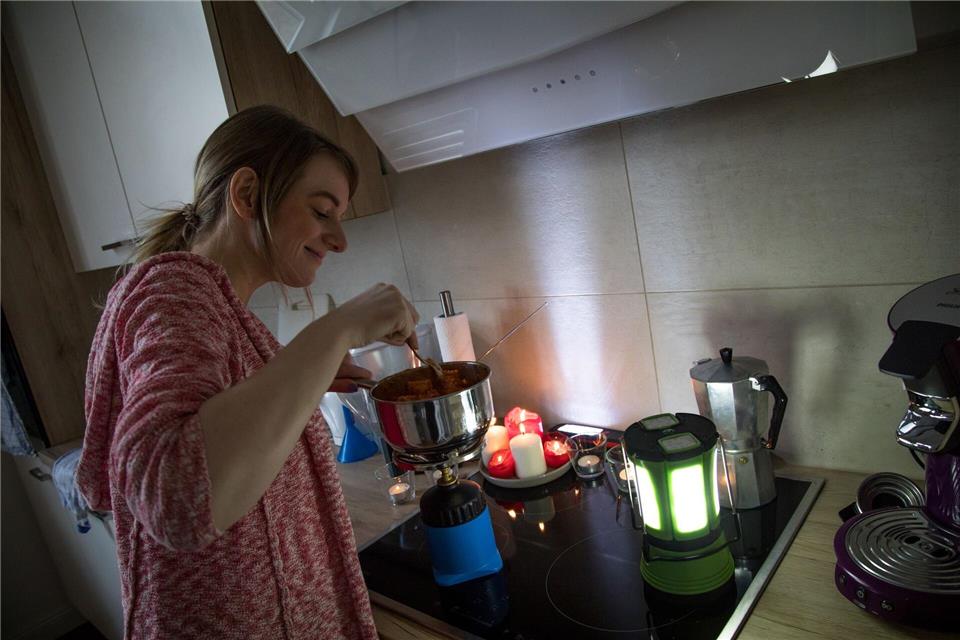 Ohne Strom funktioniert der Herd nicht: Ein Fondue-Set mit Brennpaste, ein Stövchen mit Teelicht oder ein Campingkocher ermöglichen das Erwärmen kleiner Mahlzeiten.Christin Klose/dpa-tmn