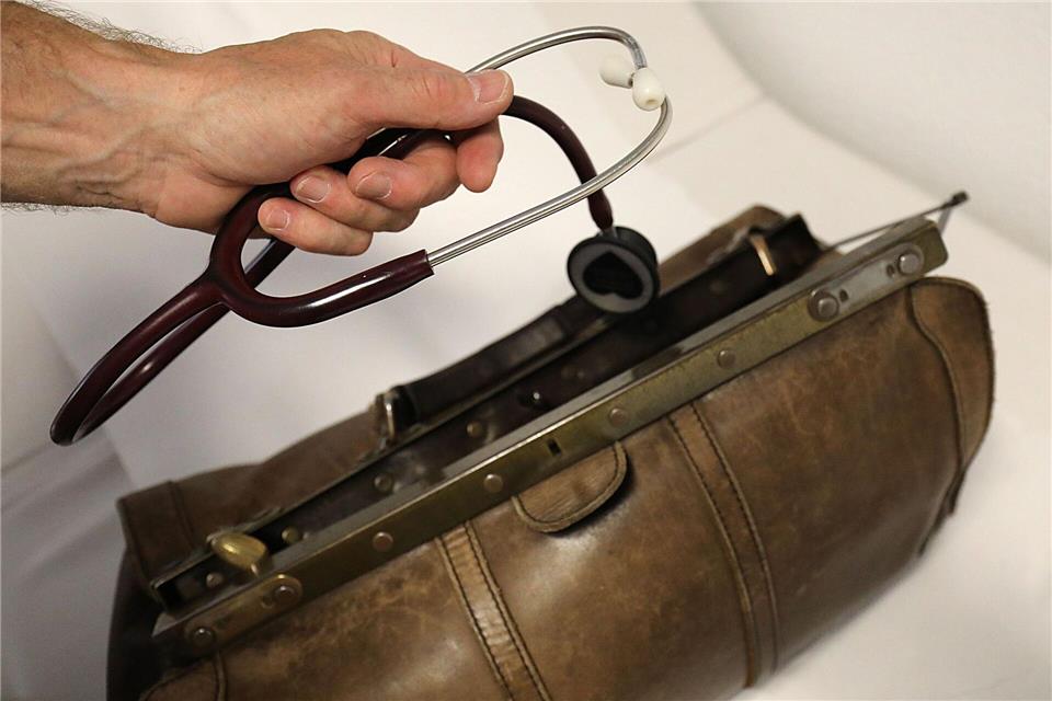 Ohne Super-Abi und Numerus clausus ins Medizin-Studium - das geht auch, setzt allerdings eine langfristige Liebe zum Landleben voraus. (Symbolbild)Oliver Berg/dpa