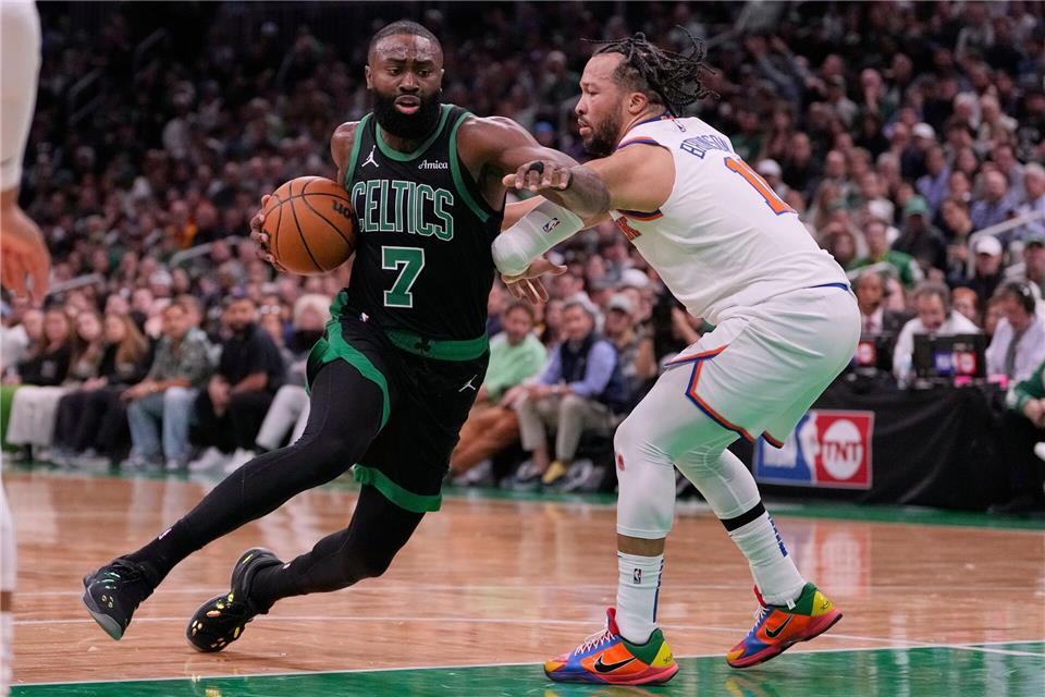 Ohne Tatum übernahm Brown viel Verantwortung und verhalf den Celtics zum Heimsieg. Charles Krupa/AP/dpa