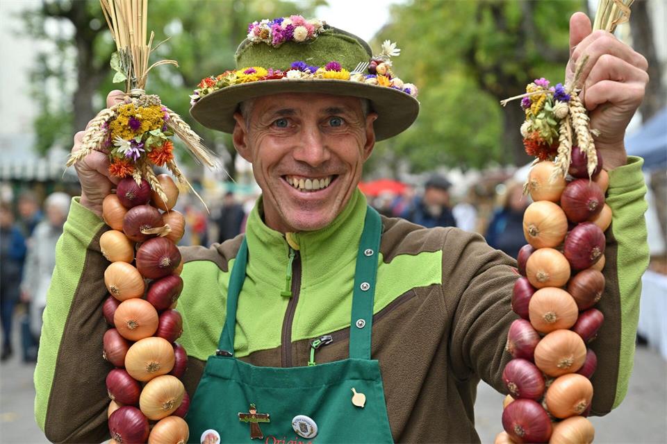 Ohne die Zwiebelbauern aus Heldrungen ist der Zwiebelmarkt in weimar kaum denkbar.Martin Schutt/dpa