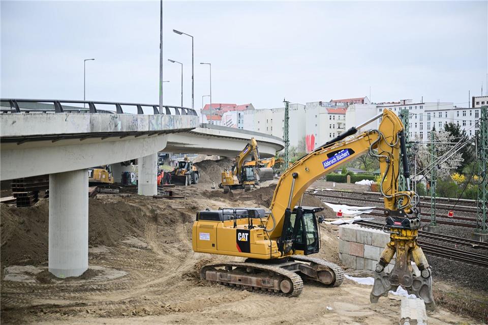 Ohne die sogenannten Knabberer geht beim Abriss nicht viel.Sebastian Gollnow/dpa