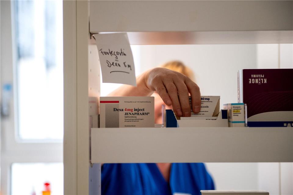 Ohne vertragliche Regelung sind Überstunden nur bei unvorhersehbaren betrieblichen Notlagen erlaubt, etwa bei plötzlichem Personalausfall.picture alliance/dpa/dpa-tmn