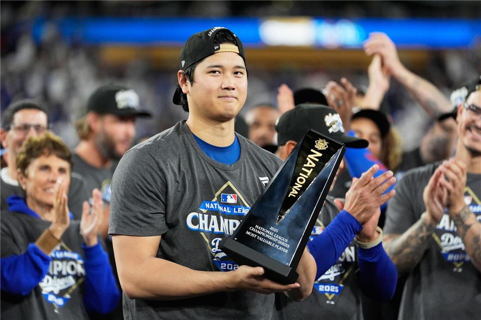 Ohtani bei der Siegerehrung.Brynn Anderson/AP/dpa