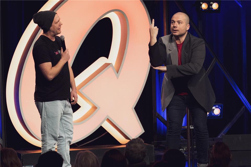 Okan Seese (rechts) verspricht als einer von vier Comedians viele Gags.