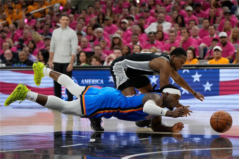 Oklahoma City und San Antonio kämpften um jeden Ball - hier Luguentz Dort (vorne) und De’Aaron Fox.Ashley Landis/AP/dpa