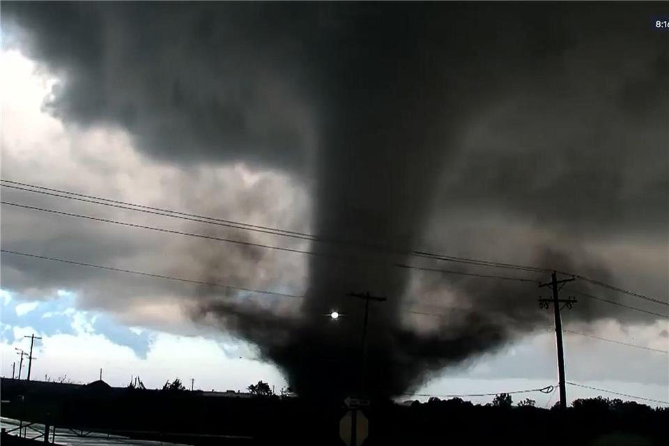 Oklahoma liegt mitten in der „Tornado Alley“ (deutsch etwa: Tornado-Gasse), wo häufig Wirbelwinde entstehen - nun fegte wieder ein großer grauer Tornado-Trichter durch Teile des Bundesstaates. Uncredited/KWTV/KOTV via AP/dpa