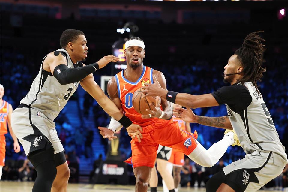Oklahomas Superstar Shai Gilgeous-Alexander (M) kam gegen die Verteidigung der Spurs nicht zu seinem gewohnten Spiel.Ronda Churchill/AP/dpa