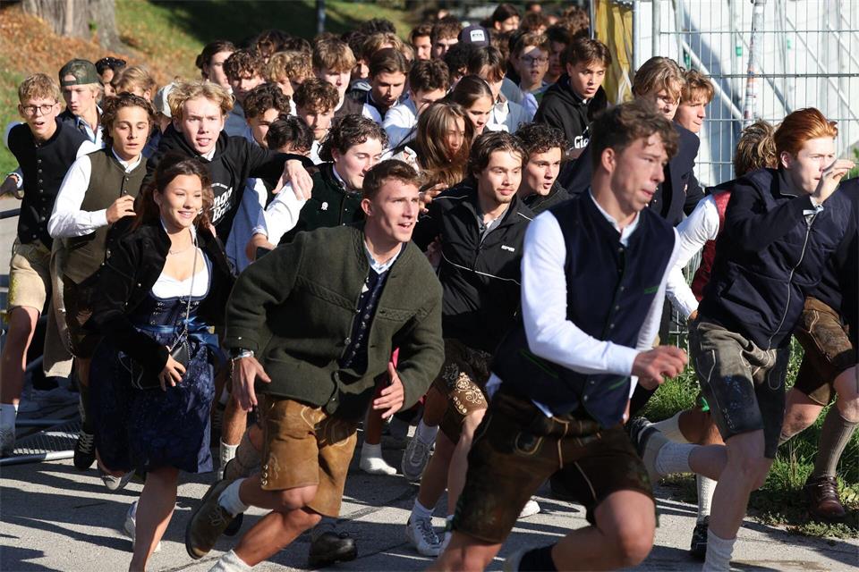 Oktoberfest 2026: Besucher stürmen zum Wiesn-Auftakt die FestwieseKarl-Josef Hildenbrand/dpa