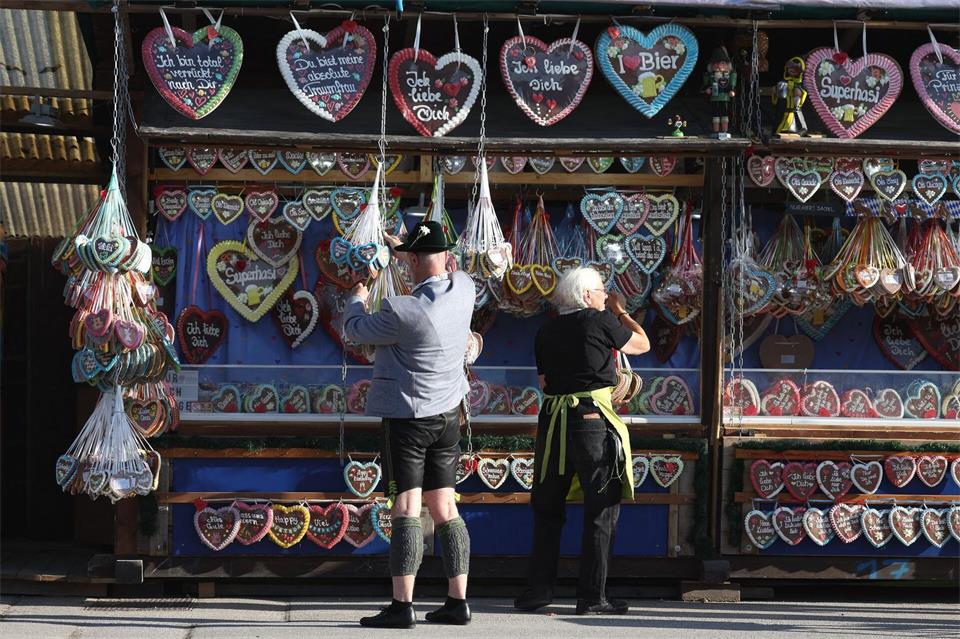 Oktoberfest 2026: Mann in Tracht vor Lebkuchenherzen auf der WiesnKarl-Josef Hildenbrand/dpa