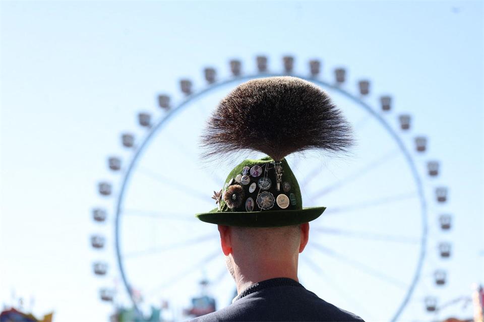 Oktoberfest 2026: ein Mann mit Gamsbart steht am ersten Wiesn Tag vor dem Riesenrad.Karl-Josef Hildenbrand/dpa