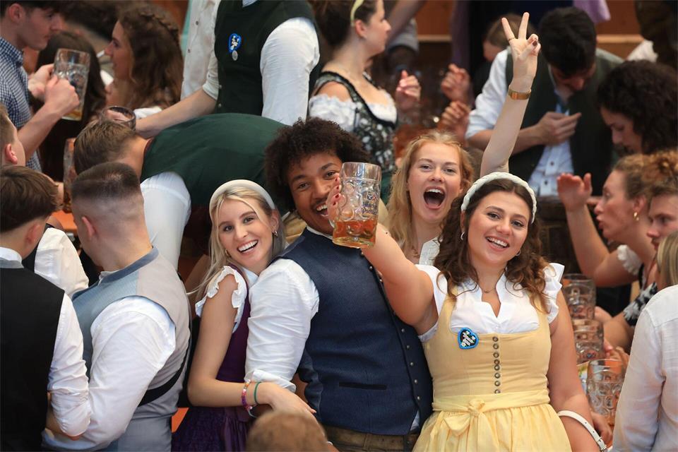 Oktoberfestbesucher feiern im Hacker-Pschorr Festzelt. (Archivbild)Karl-Josef Hildenbrand/dpa